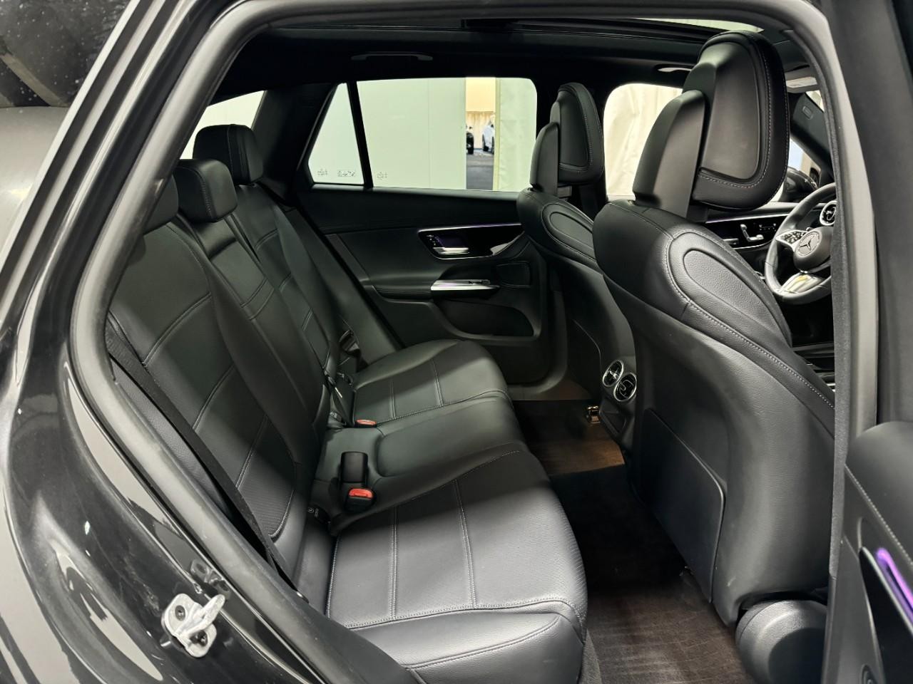 Mercedes-Benz GLC Vehicle Full-screen Gallery Image 10