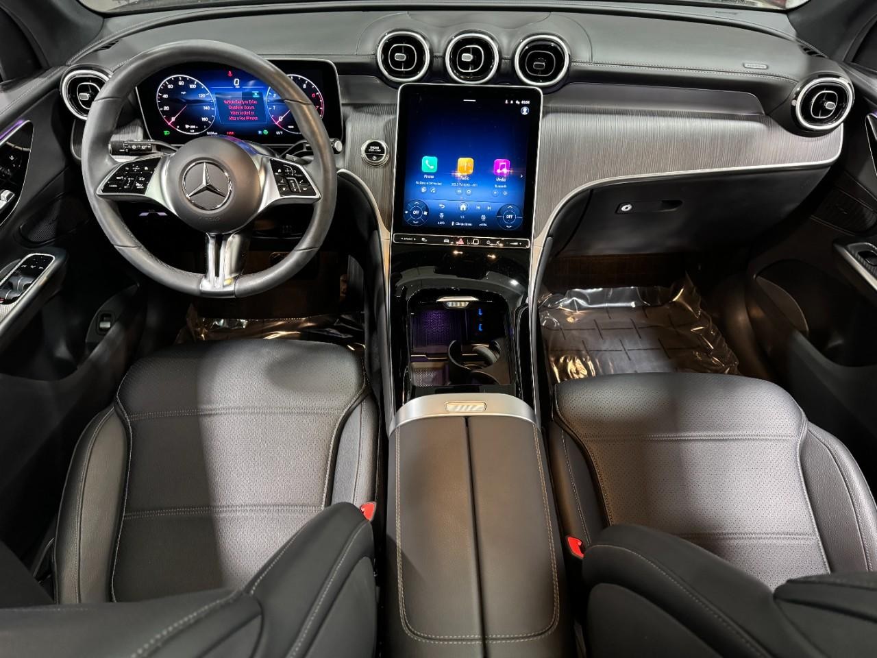 Mercedes-Benz GLC Vehicle Full-screen Gallery Image 12