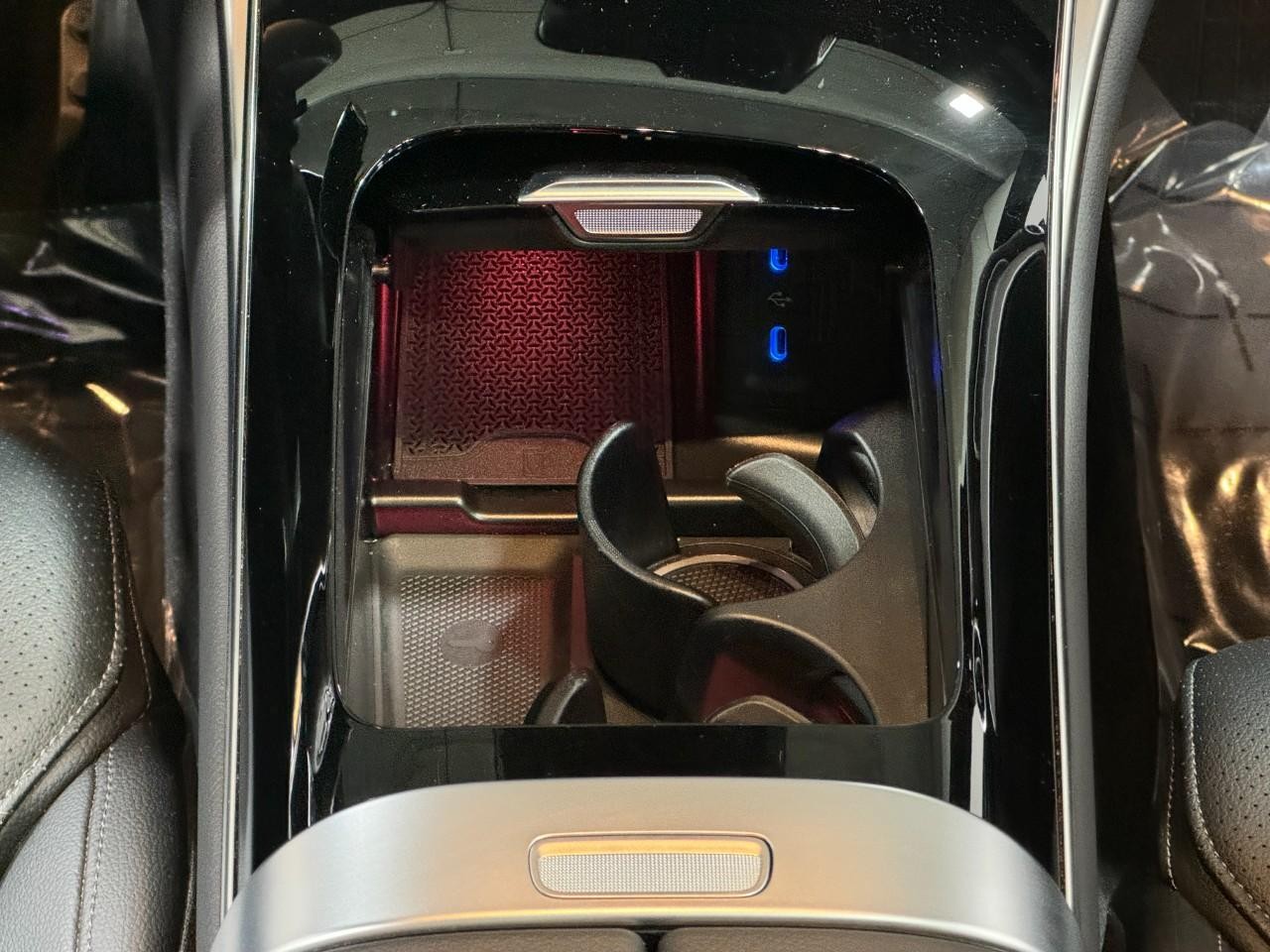 Mercedes-Benz GLC Vehicle Full-screen Gallery Image 15