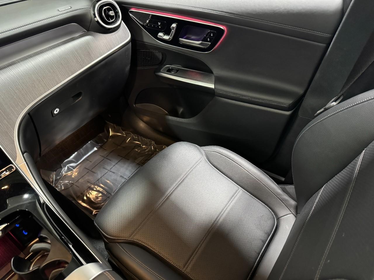 Mercedes-Benz GLC Vehicle Full-screen Gallery Image 16