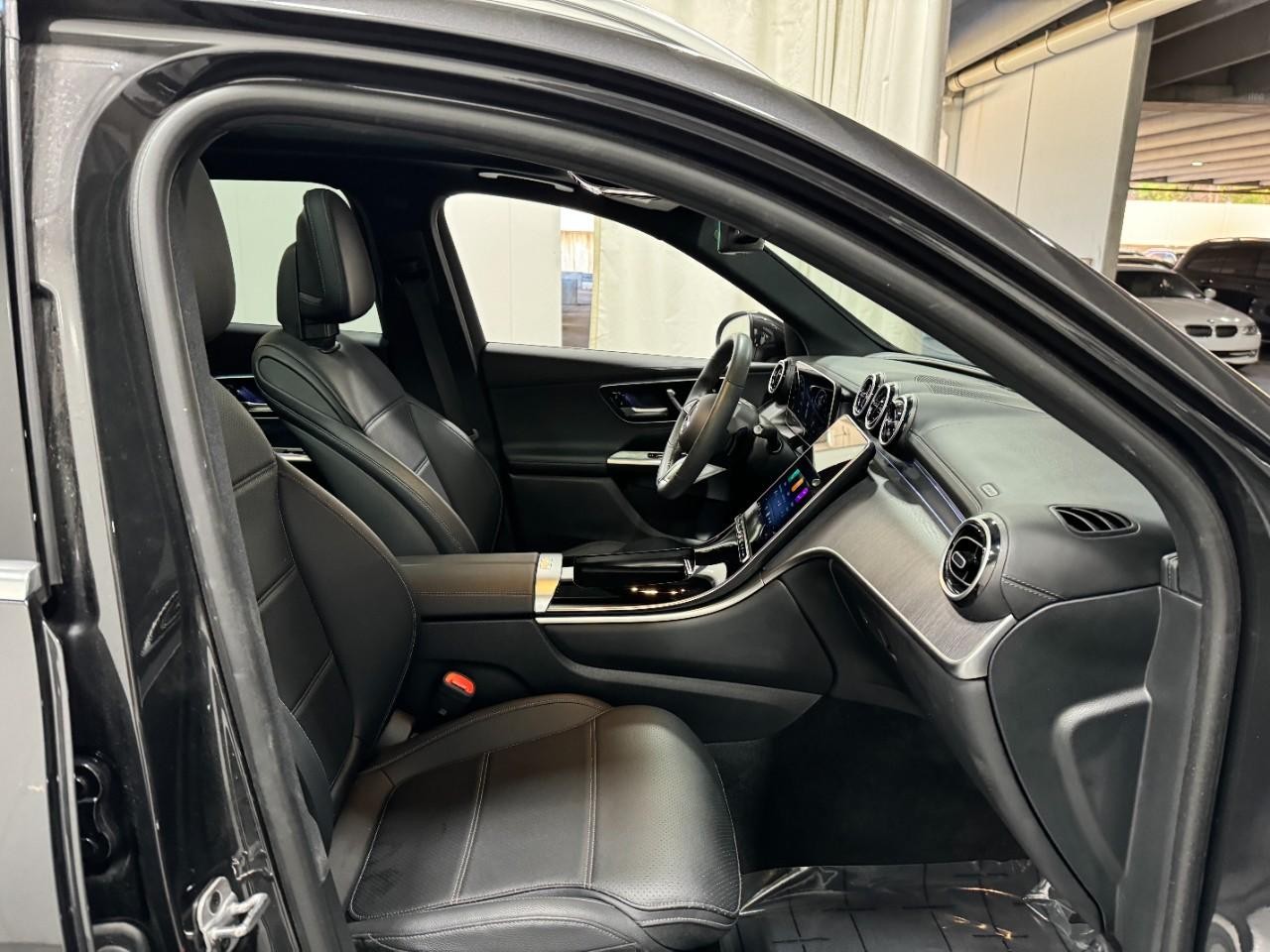 Mercedes-Benz GLC Vehicle Full-screen Gallery Image 17