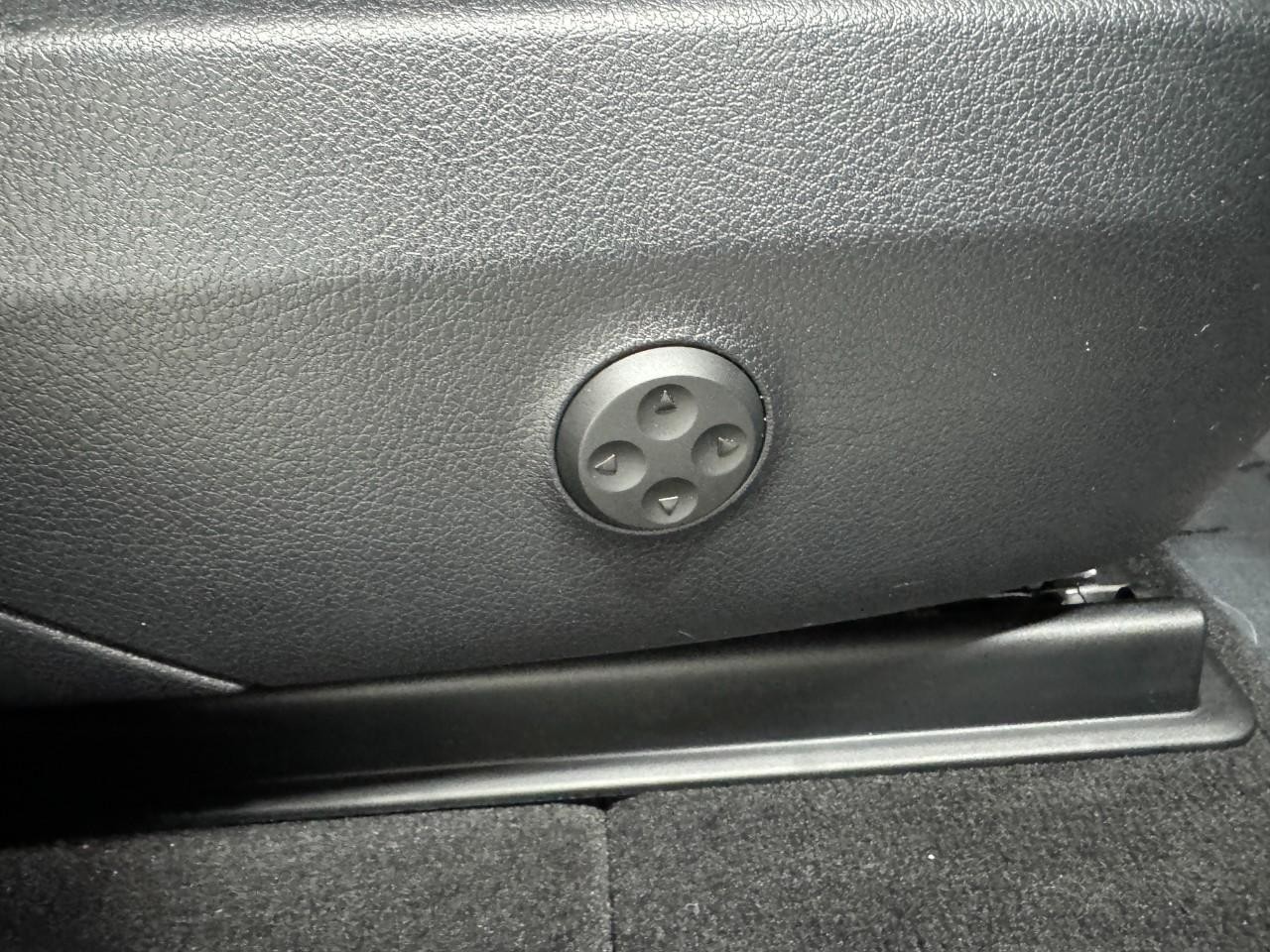 Mercedes-Benz GLC Vehicle Full-screen Gallery Image 19