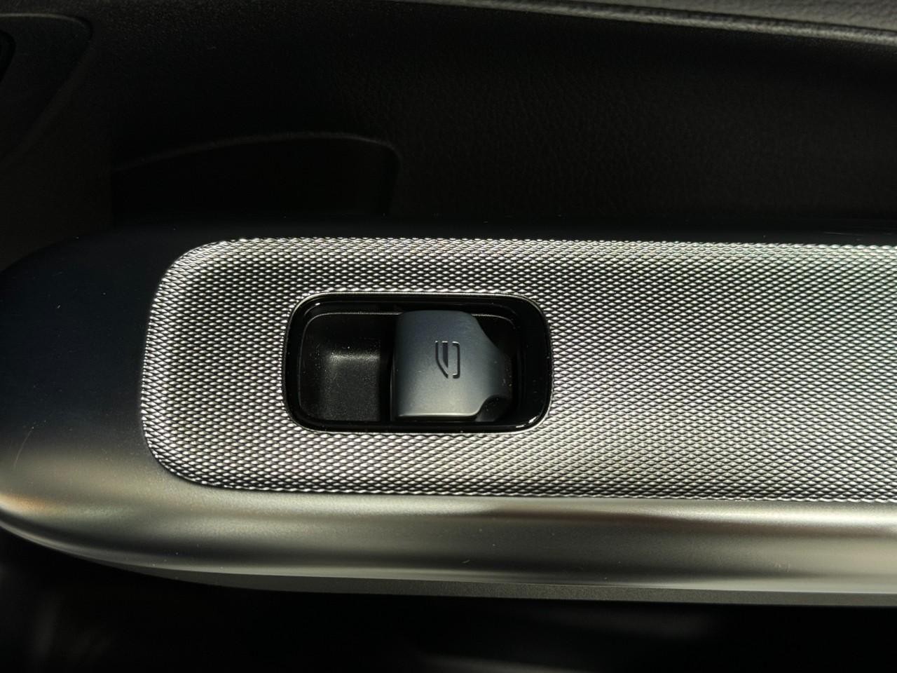 Mercedes-Benz GLC Vehicle Full-screen Gallery Image 22