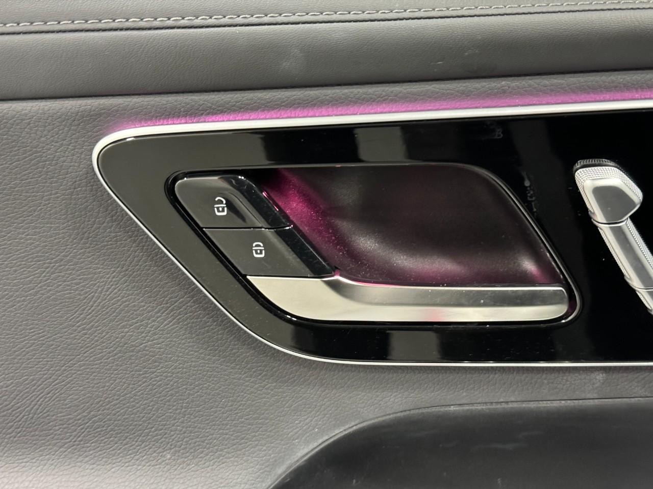 Mercedes-Benz GLC Vehicle Full-screen Gallery Image 24