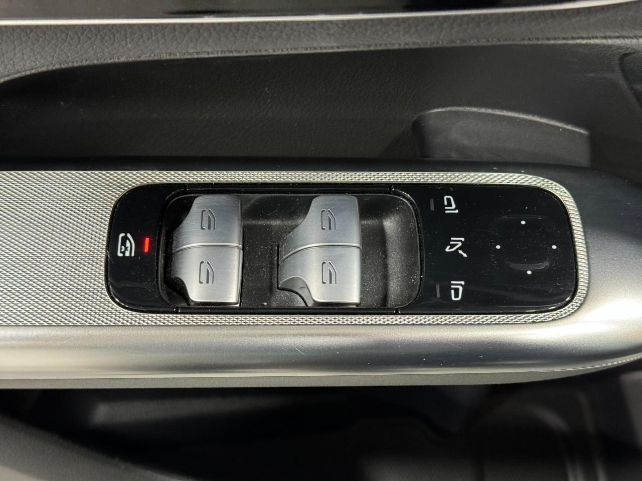 Mercedes-Benz GLC Vehicle Full-screen Gallery Image 25