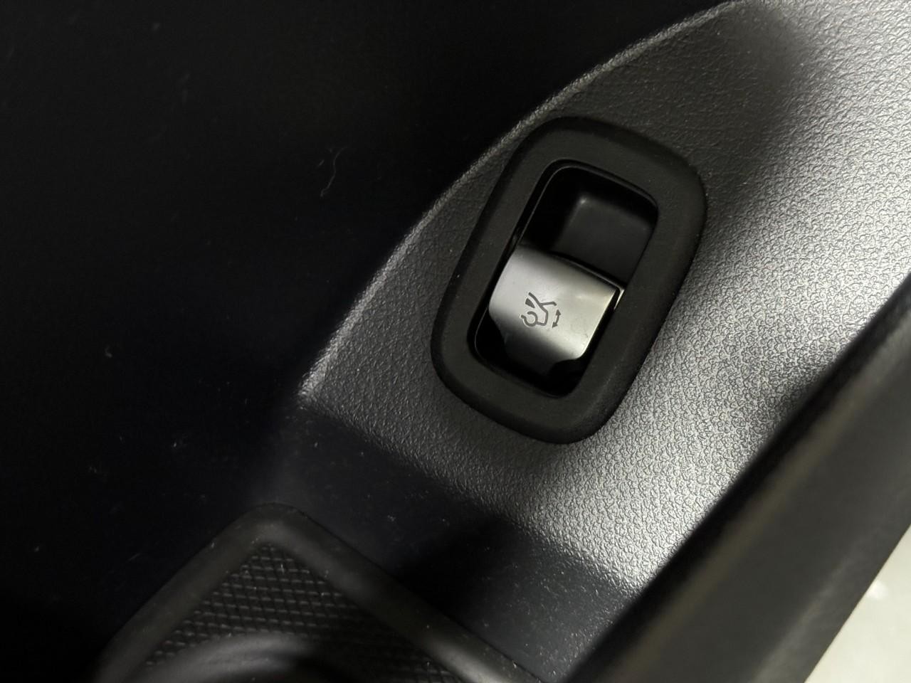 Mercedes-Benz GLC Vehicle Full-screen Gallery Image 26