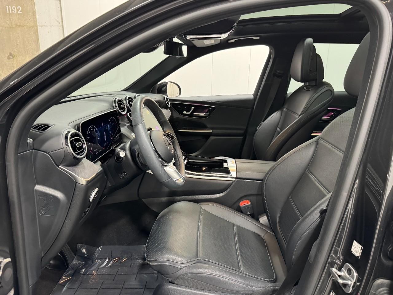 Mercedes-Benz GLC Vehicle Full-screen Gallery Image 27