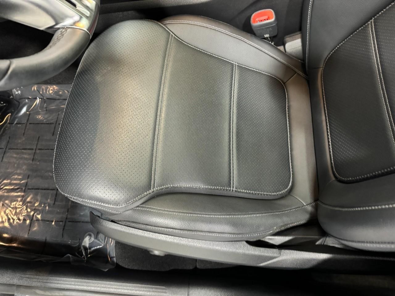 Mercedes-Benz GLC Vehicle Full-screen Gallery Image 28