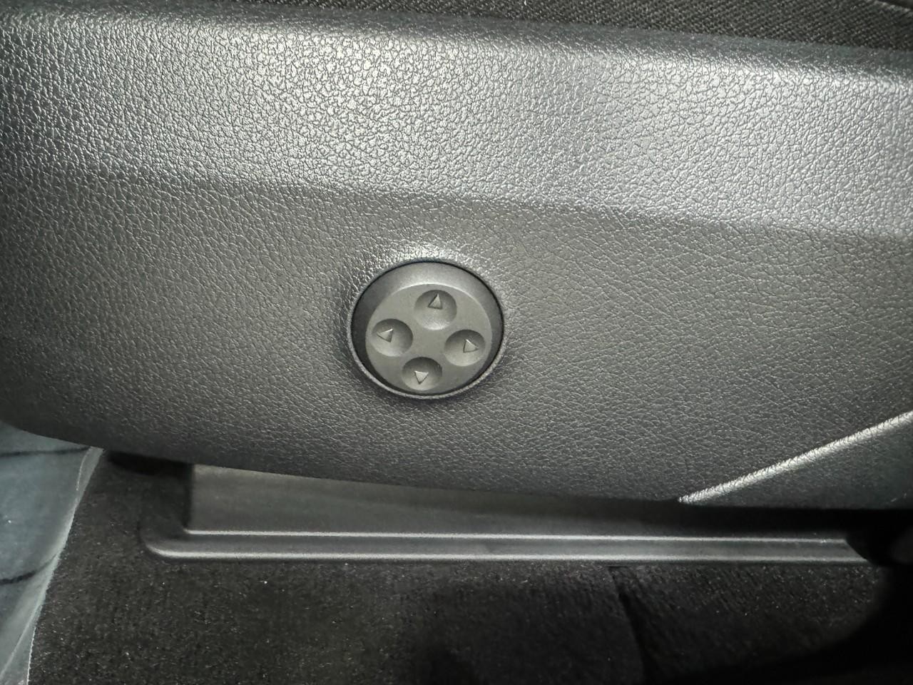 Mercedes-Benz GLC Vehicle Full-screen Gallery Image 29