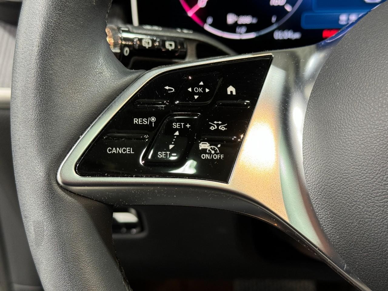 Mercedes-Benz GLC Vehicle Full-screen Gallery Image 31