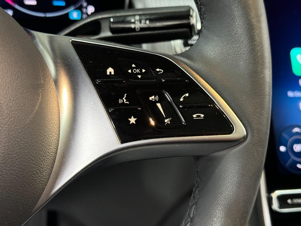 Mercedes-Benz GLC Vehicle Full-screen Gallery Image 32