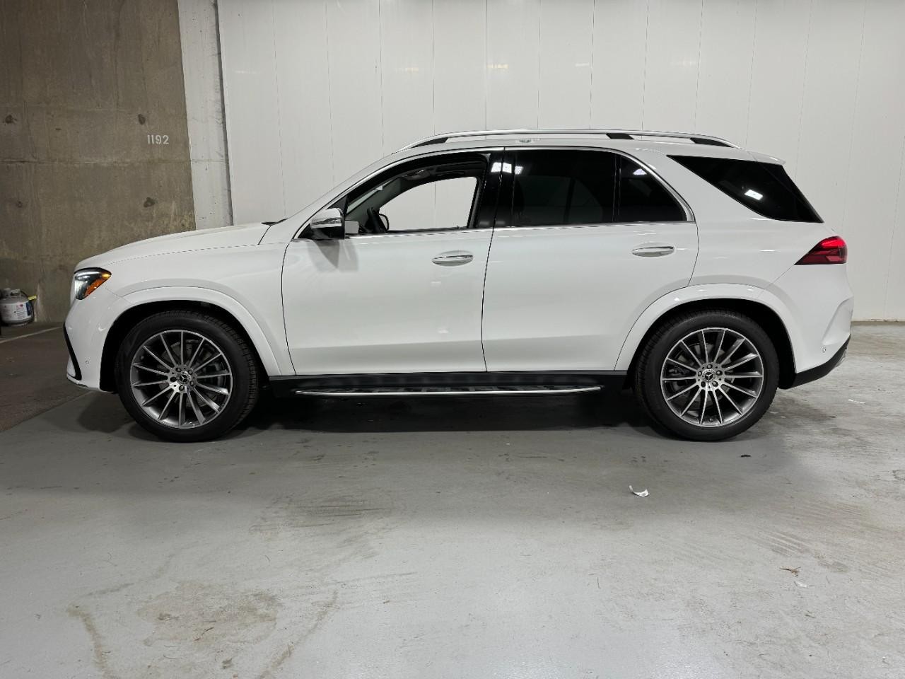 Mercedes-Benz GLE Vehicle Full-screen Gallery Image 2