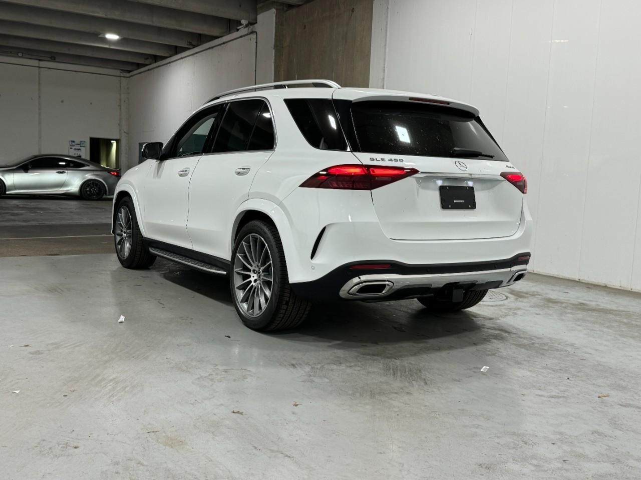 Mercedes-Benz GLE Vehicle Full-screen Gallery Image 3