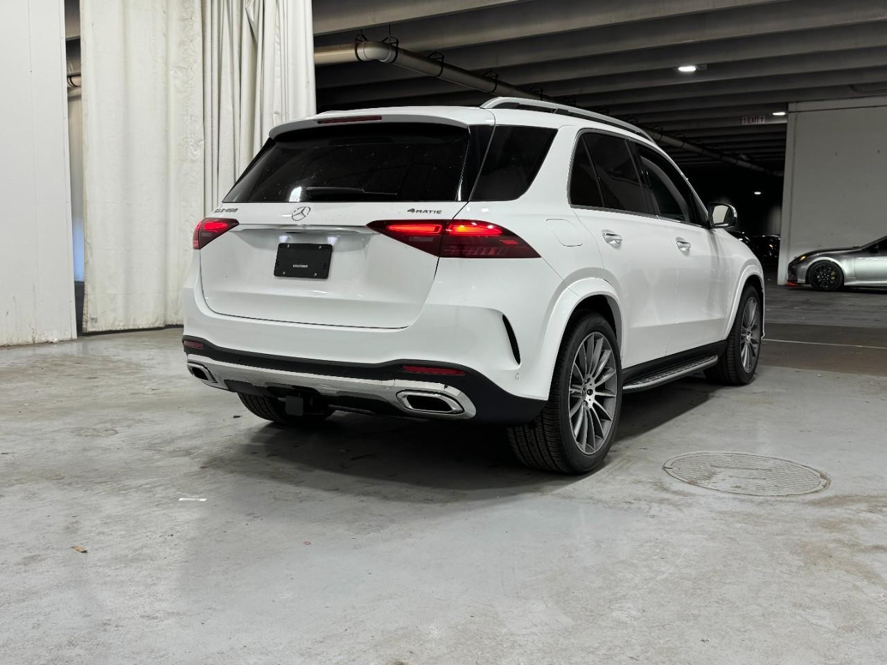 Mercedes-Benz GLE Vehicle Full-screen Gallery Image 4