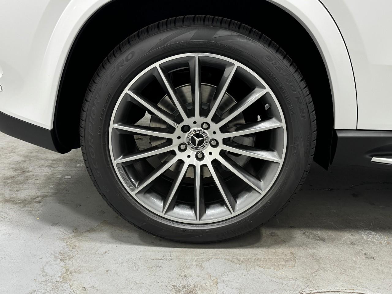 Mercedes-Benz GLE Vehicle Full-screen Gallery Image 5