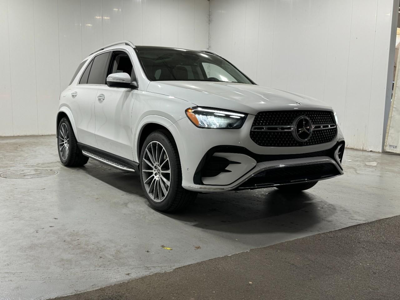 Mercedes-Benz GLE Vehicle Full-screen Gallery Image 6