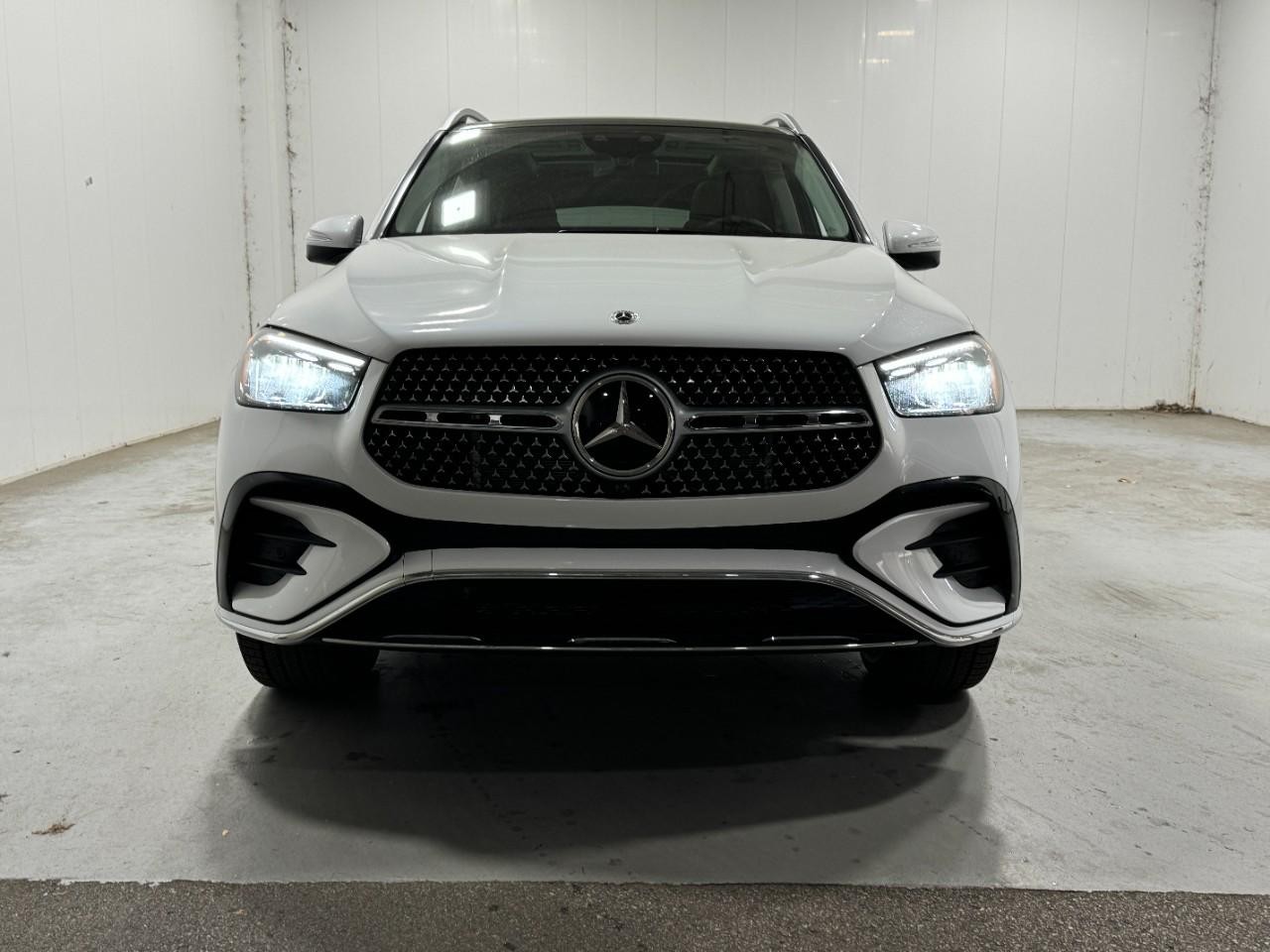 Mercedes-Benz GLE Vehicle Full-screen Gallery Image 7