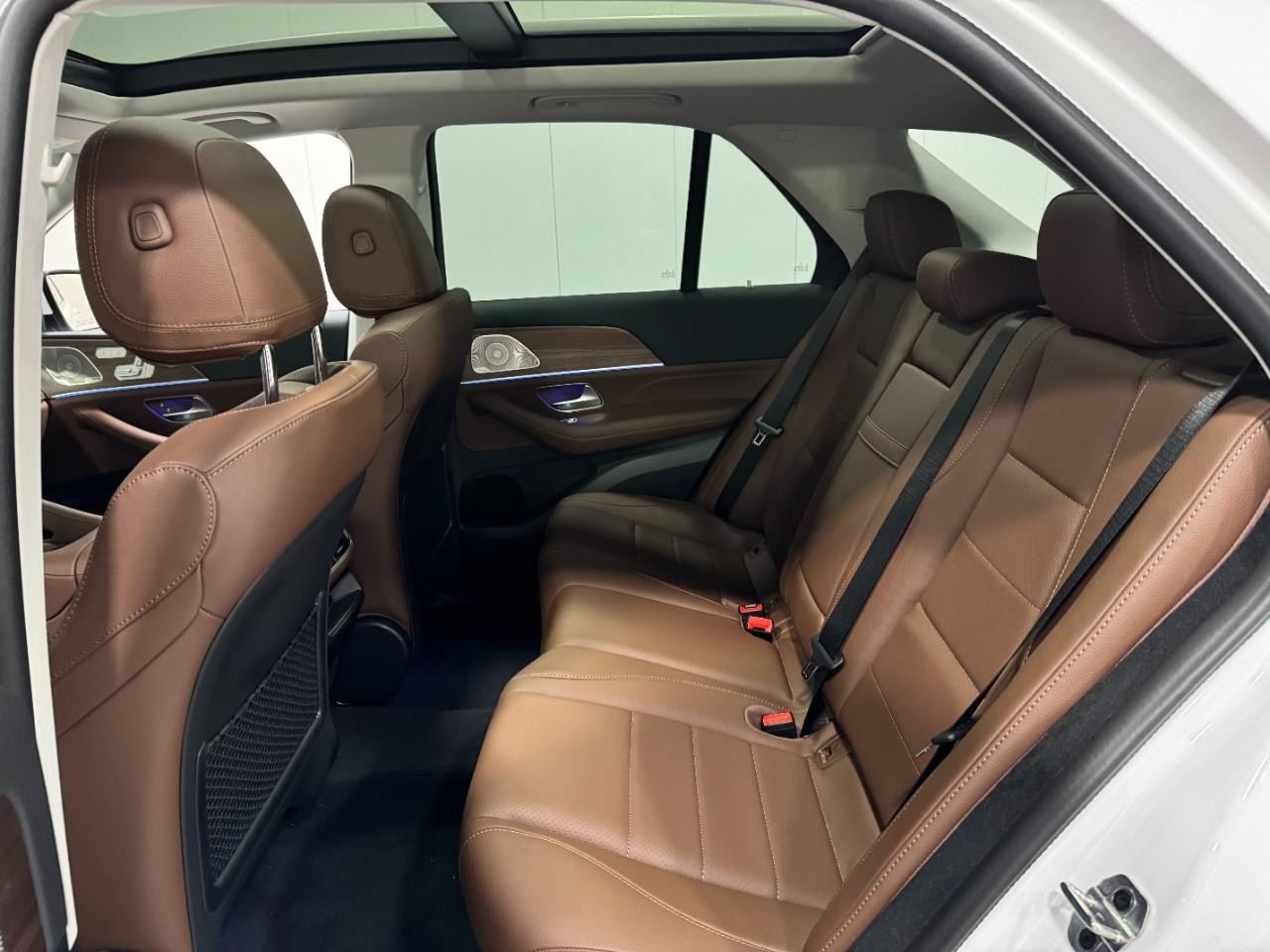 Mercedes-Benz GLE Vehicle Full-screen Gallery Image 8