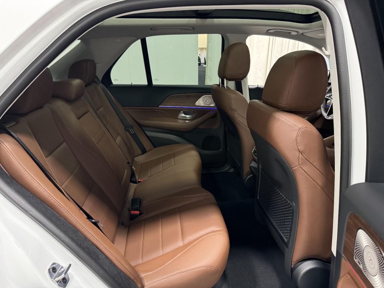 Mercedes-Benz GLE Vehicle Full-screen Gallery Image 10