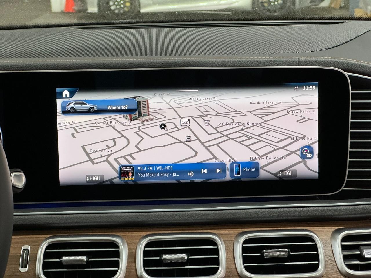 Mercedes-Benz GLE Vehicle Full-screen Gallery Image 14