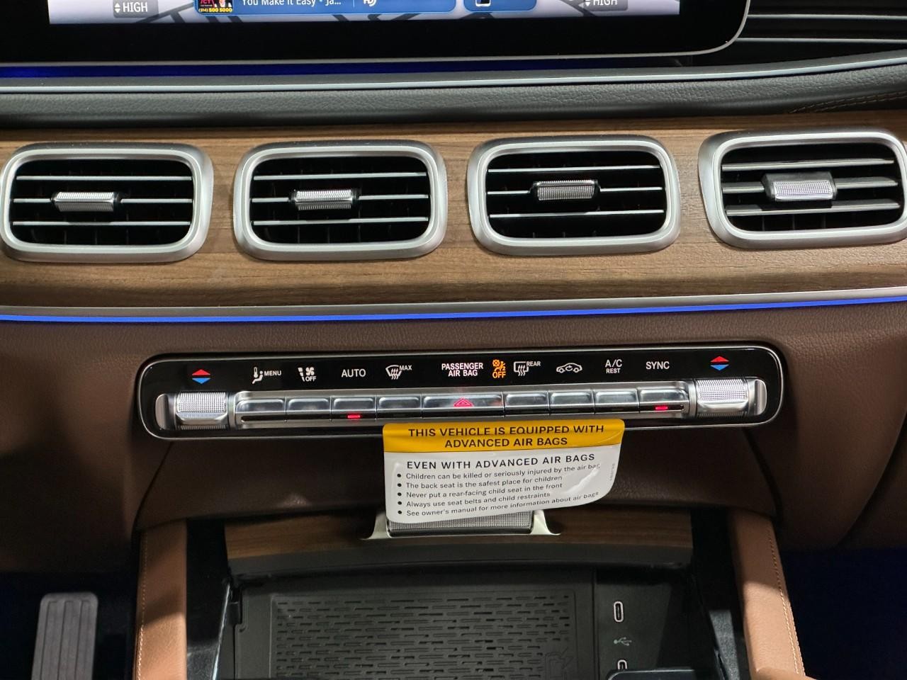 Mercedes-Benz GLE Vehicle Full-screen Gallery Image 15