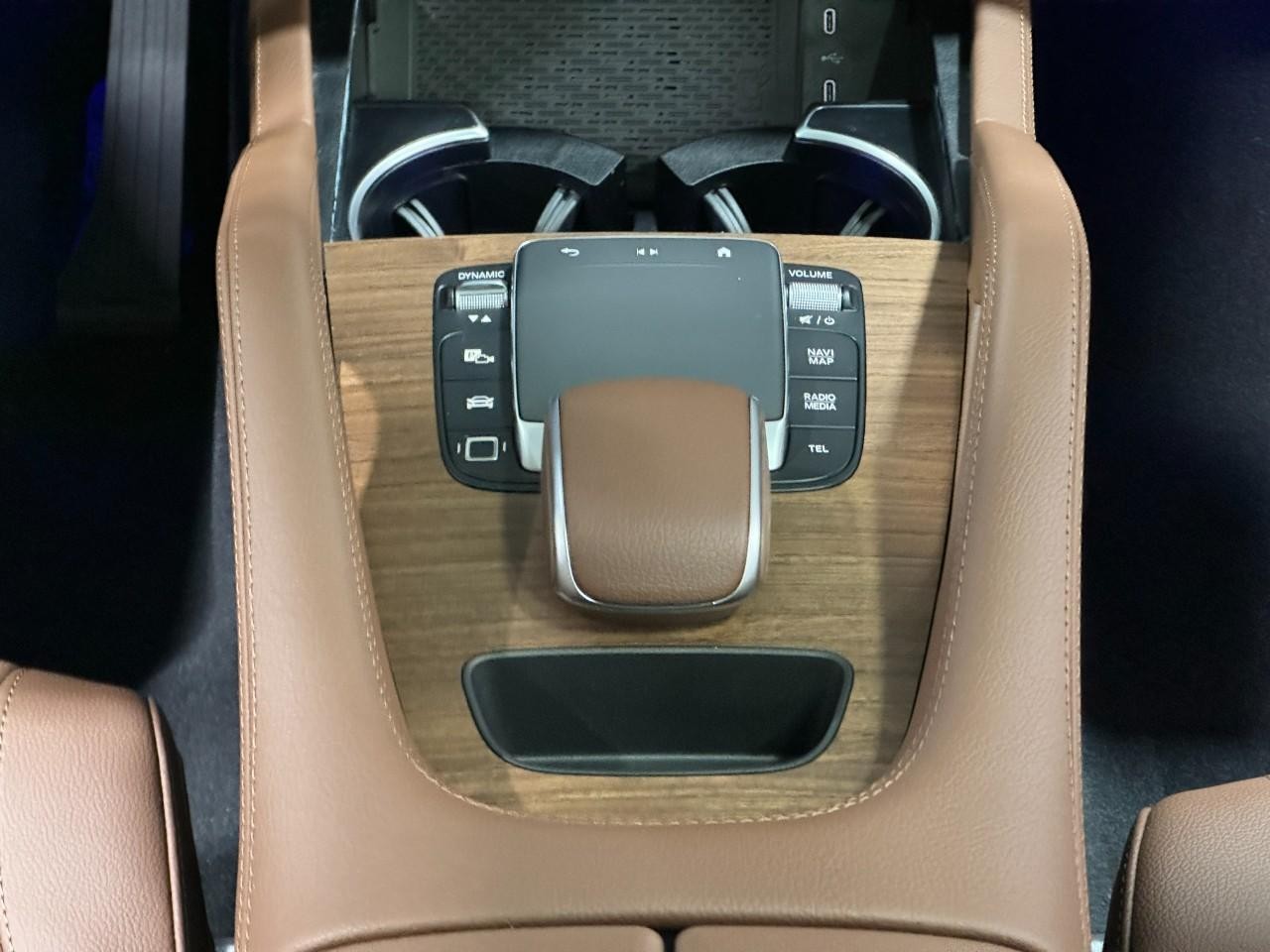 Mercedes-Benz GLE Vehicle Full-screen Gallery Image 16