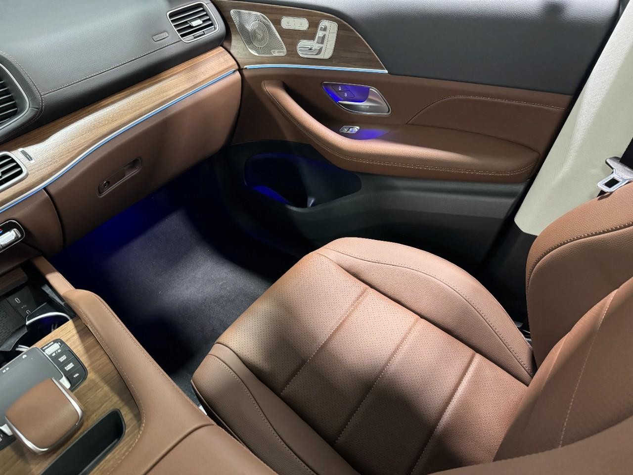 Mercedes-Benz GLE Vehicle Full-screen Gallery Image 17