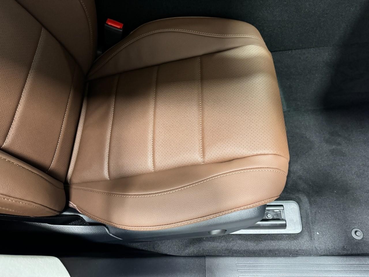 Mercedes-Benz GLE Vehicle Full-screen Gallery Image 19