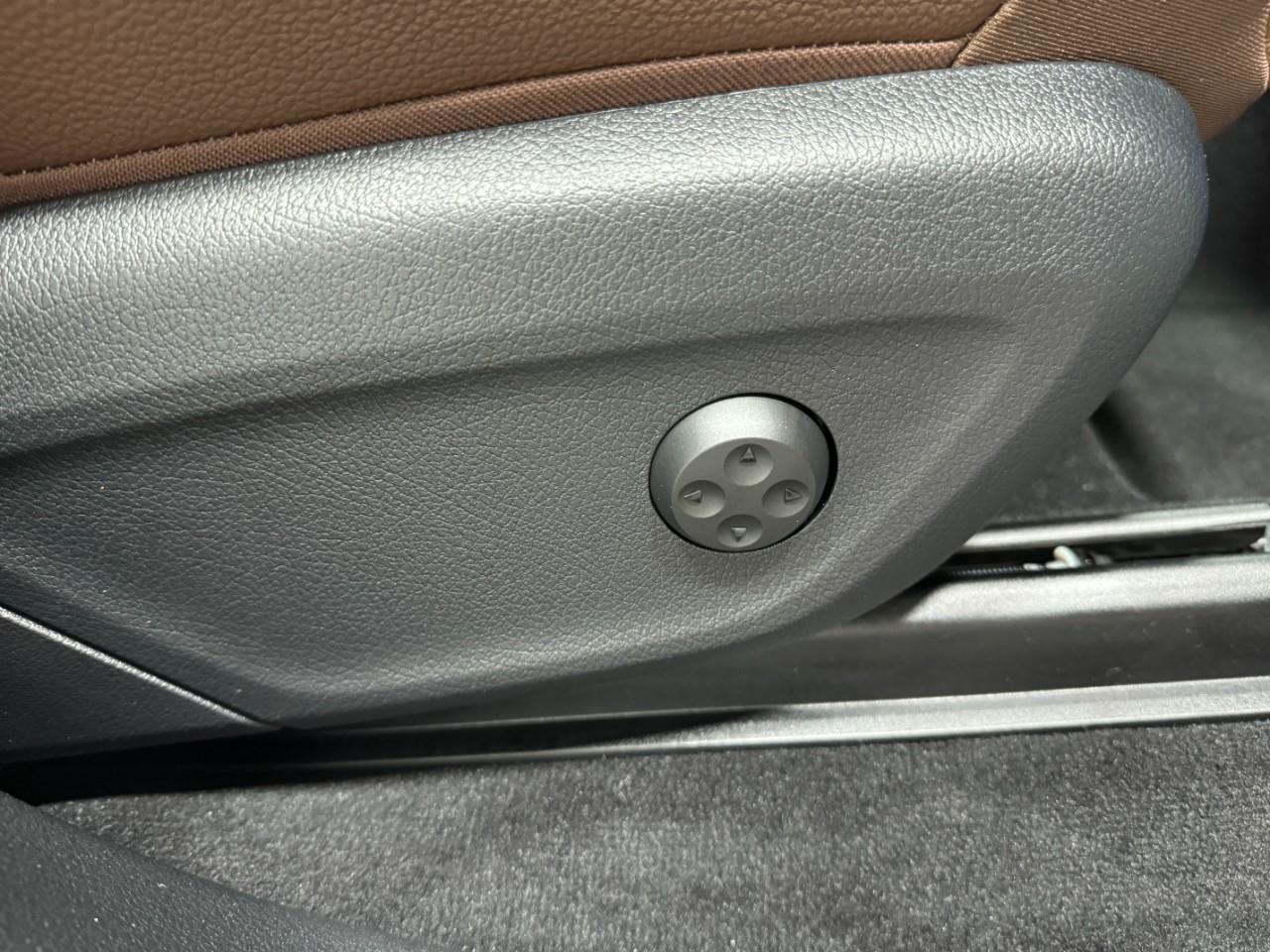 Mercedes-Benz GLE Vehicle Full-screen Gallery Image 20