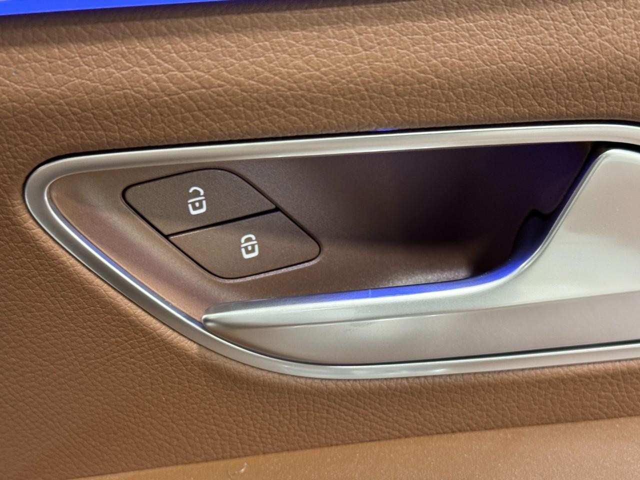 Mercedes-Benz GLE Vehicle Full-screen Gallery Image 22