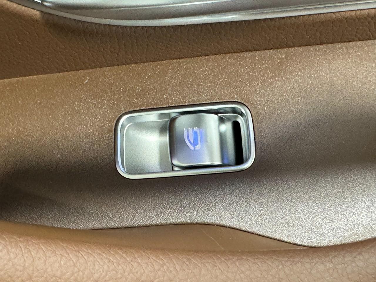 Mercedes-Benz GLE Vehicle Full-screen Gallery Image 23