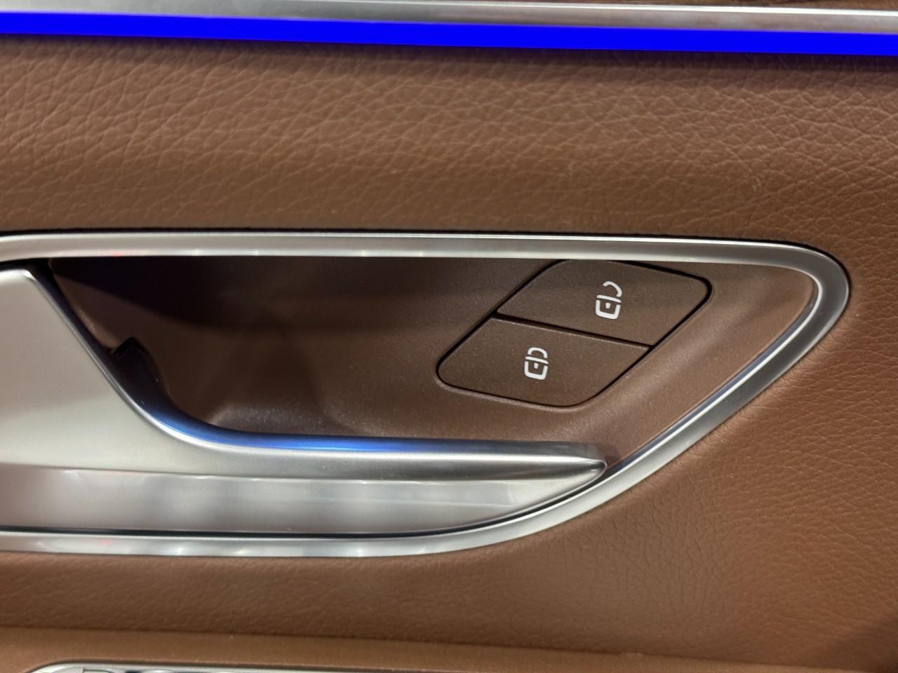 Mercedes-Benz GLE Vehicle Full-screen Gallery Image 26