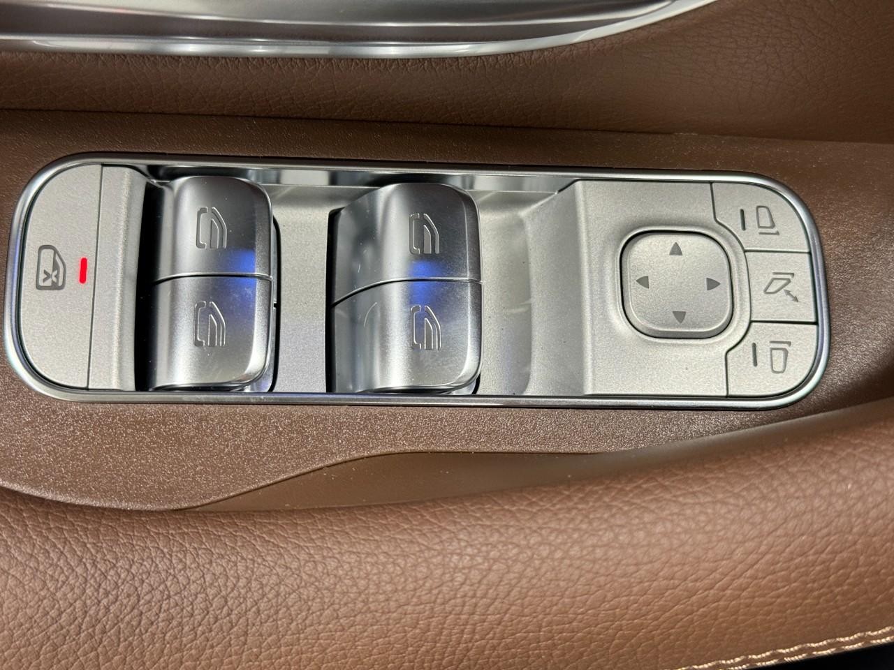 Mercedes-Benz GLE Vehicle Full-screen Gallery Image 27