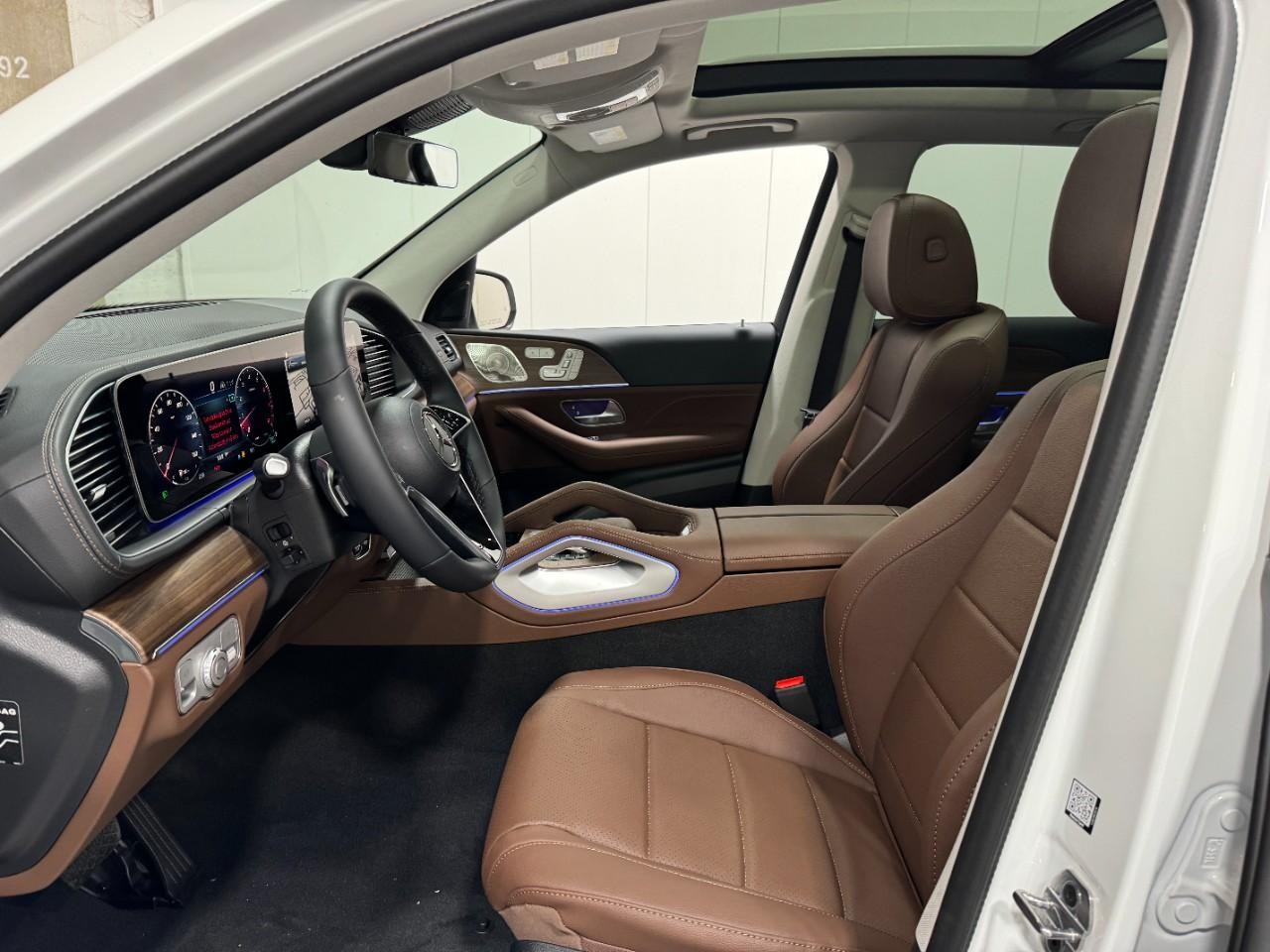 Mercedes-Benz GLE Vehicle Full-screen Gallery Image 29