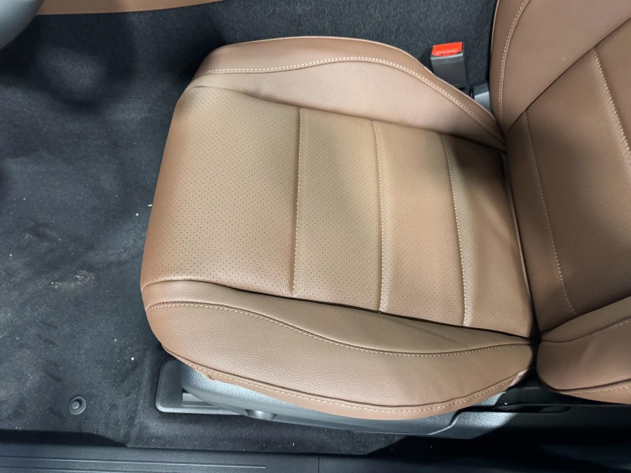 Mercedes-Benz GLE Vehicle Full-screen Gallery Image 30