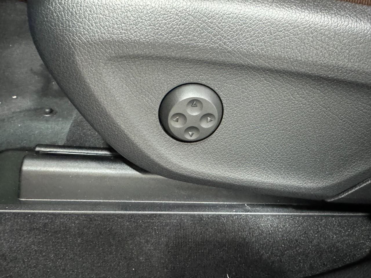 Mercedes-Benz GLE Vehicle Full-screen Gallery Image 31