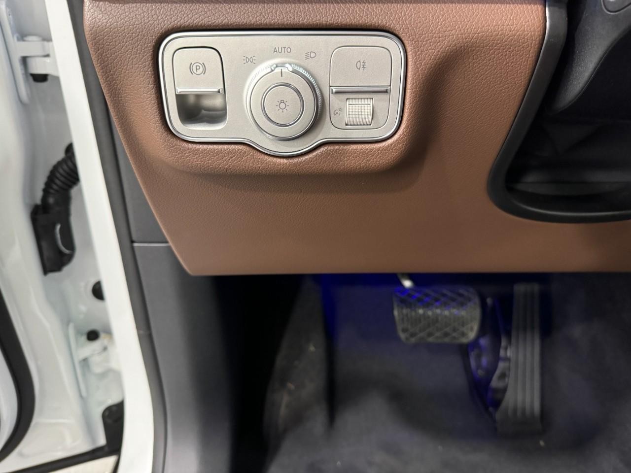 Mercedes-Benz GLE Vehicle Full-screen Gallery Image 32