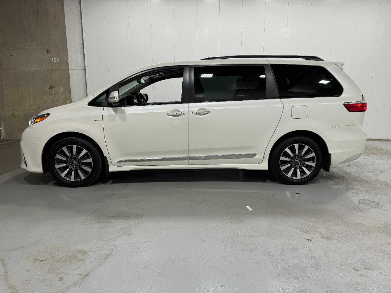 Toyota Sienna Vehicle Full-screen Gallery Image 2