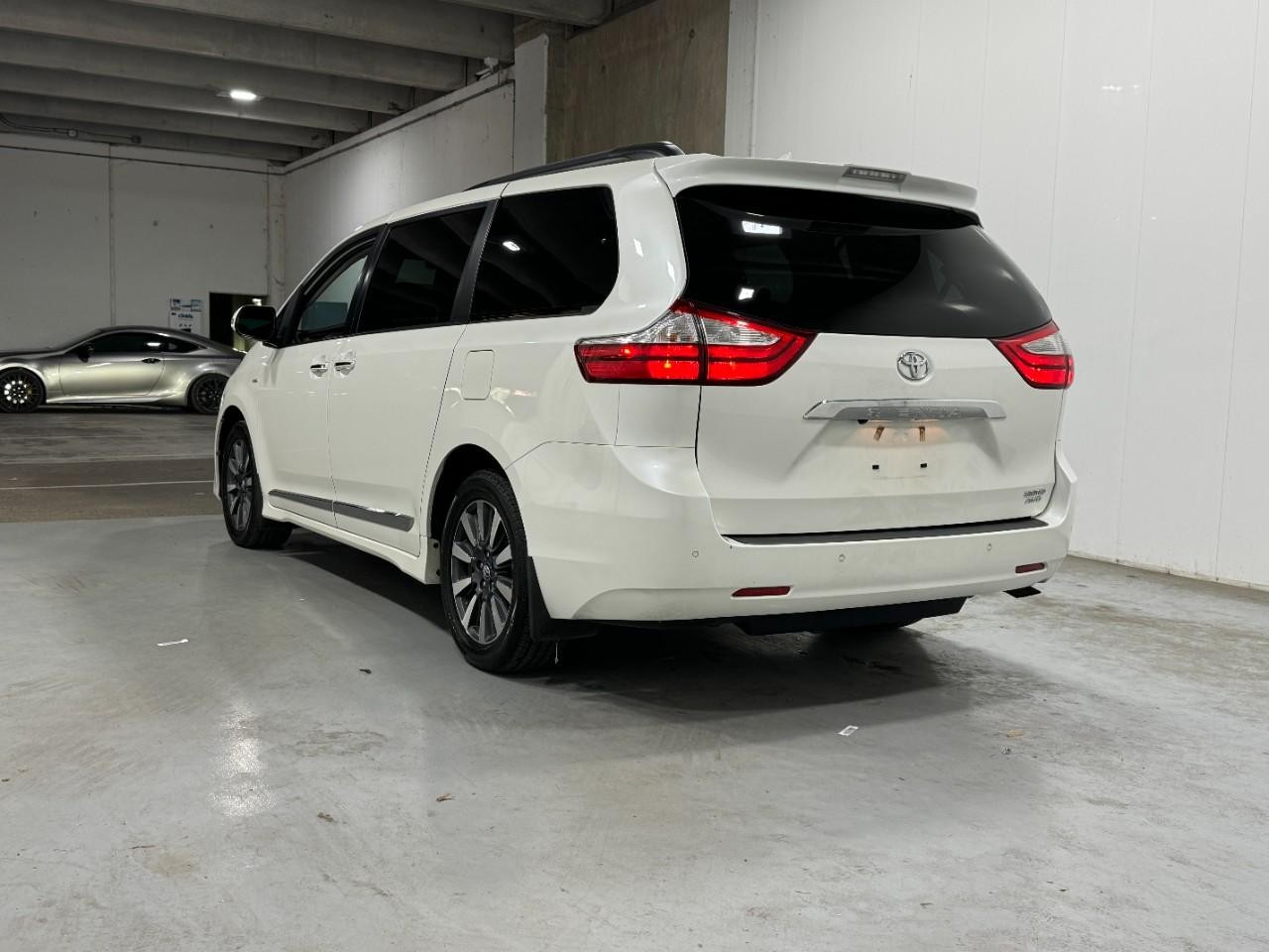 Toyota Sienna Vehicle Full-screen Gallery Image 3