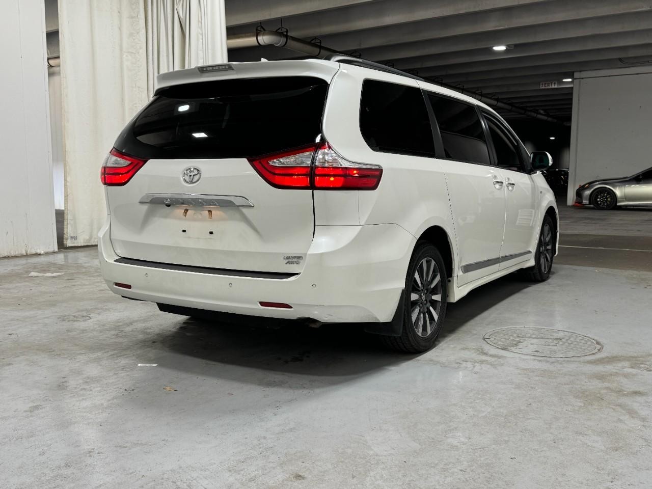 Toyota Sienna Vehicle Full-screen Gallery Image 4