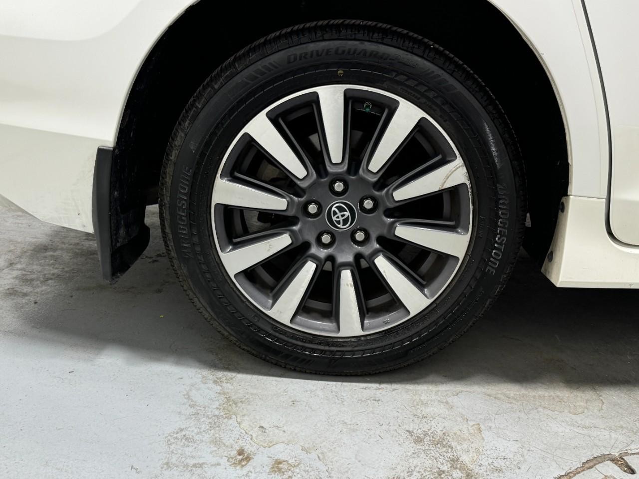 Toyota Sienna Vehicle Full-screen Gallery Image 5