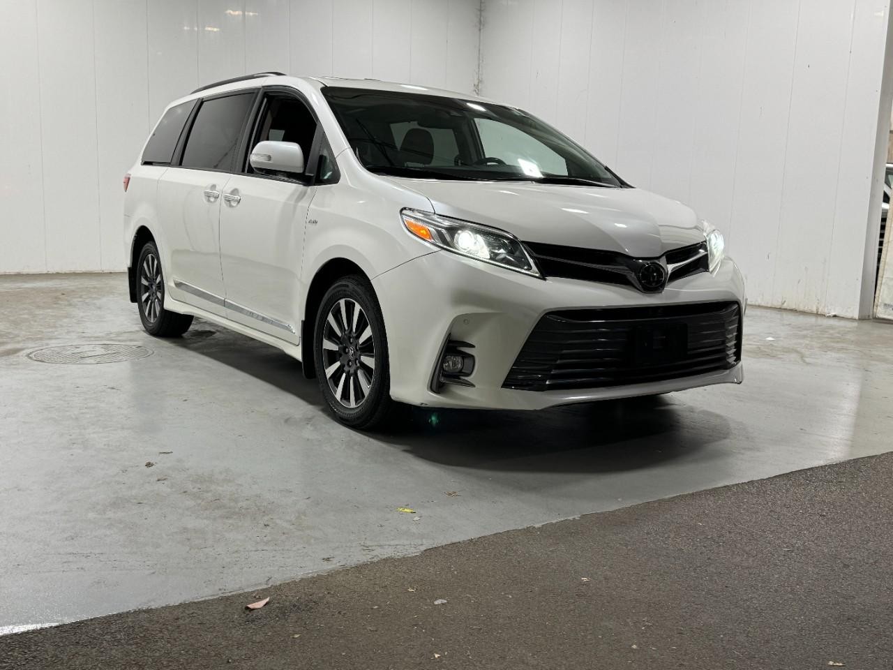 Toyota Sienna Vehicle Full-screen Gallery Image 6
