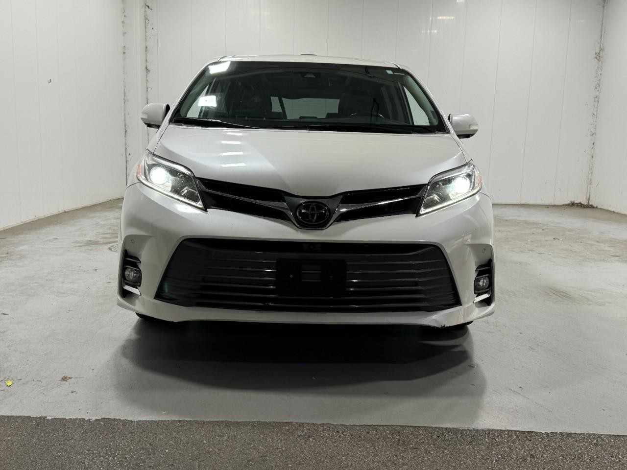 Toyota Sienna Vehicle Full-screen Gallery Image 7