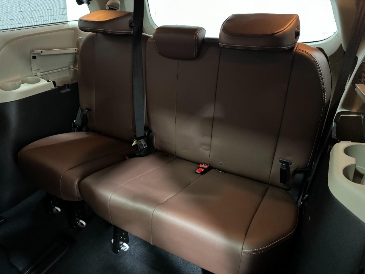 Toyota Sienna Vehicle Full-screen Gallery Image 8