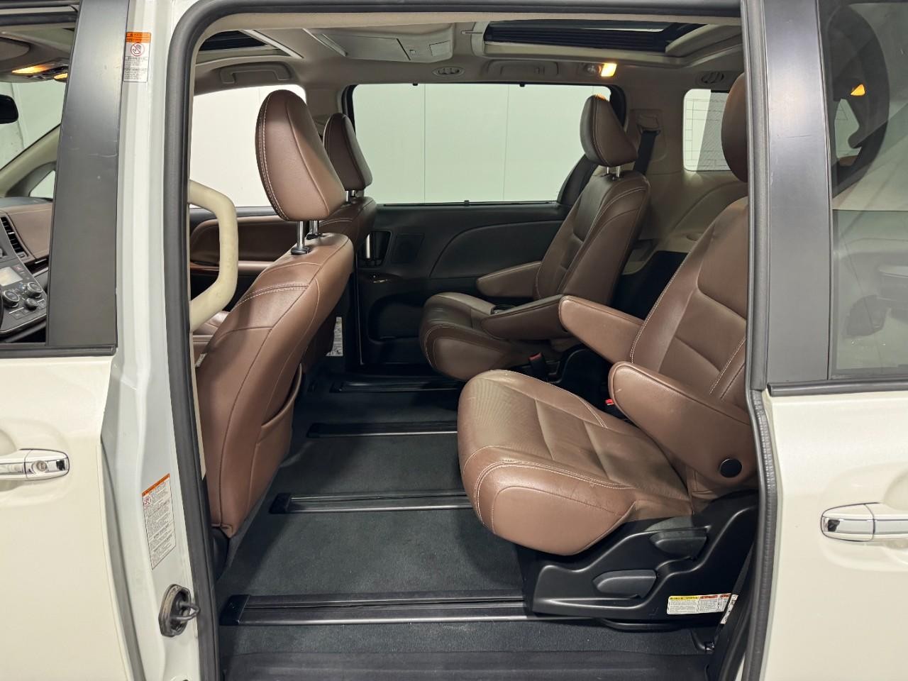 Toyota Sienna Vehicle Full-screen Gallery Image 9