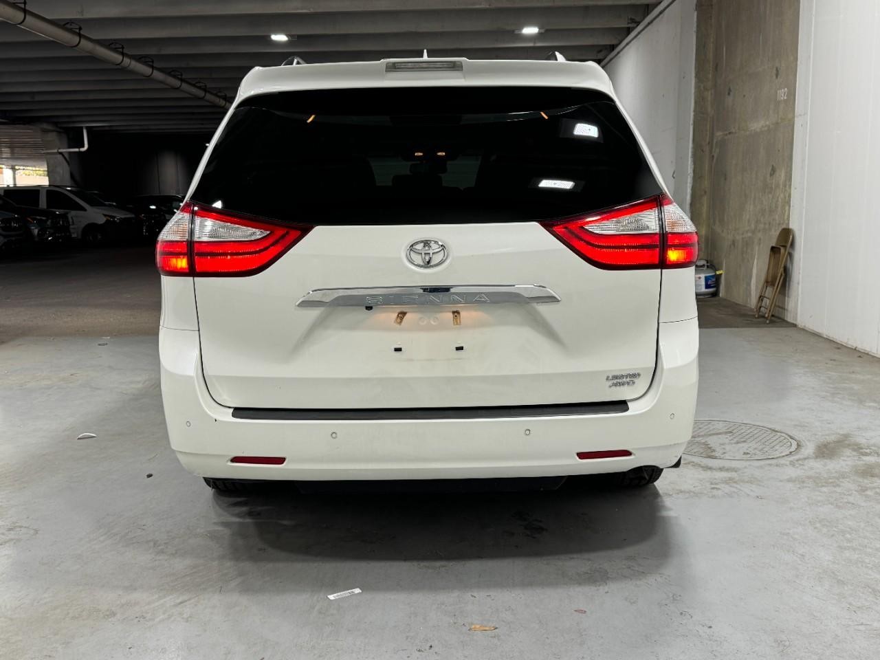 Toyota Sienna Vehicle Full-screen Gallery Image 10