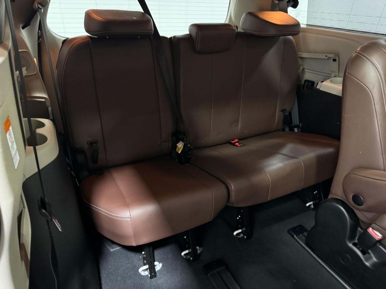 Toyota Sienna Vehicle Full-screen Gallery Image 11