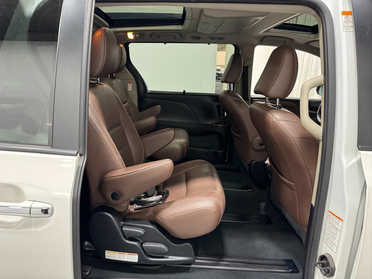 Toyota Sienna Vehicle Full-screen Gallery Image 12