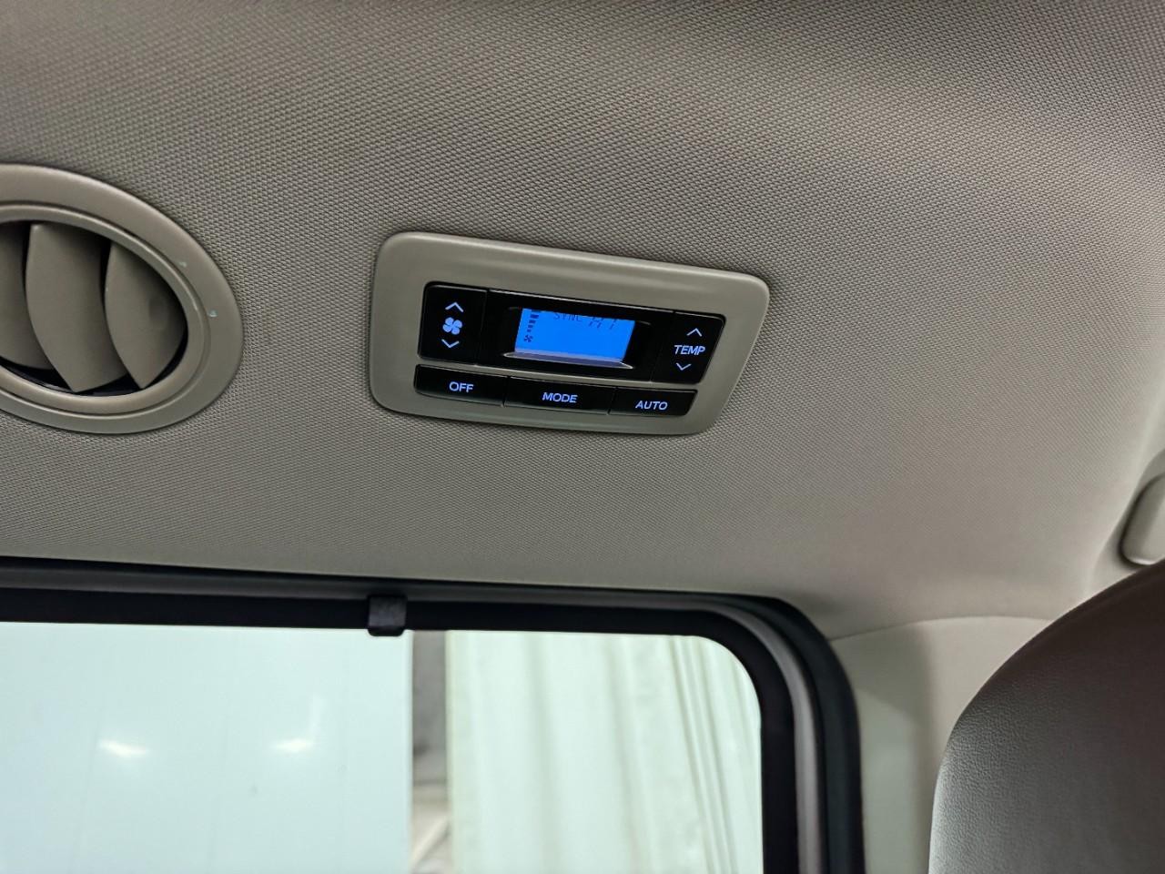 Toyota Sienna Vehicle Full-screen Gallery Image 14