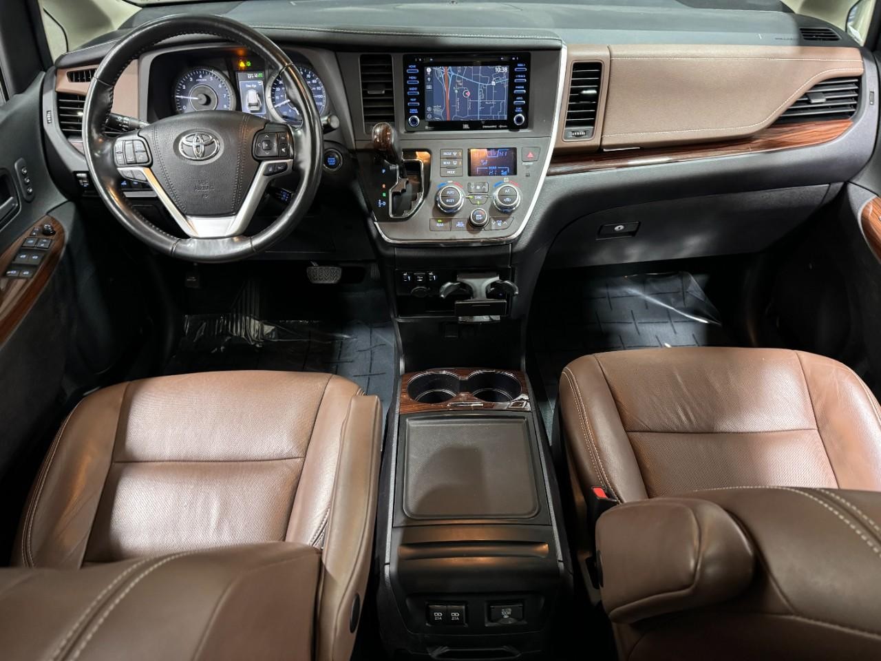 Toyota Sienna Vehicle Full-screen Gallery Image 16